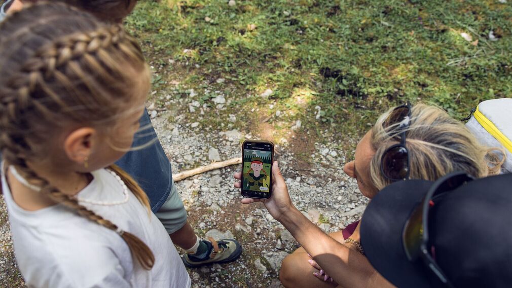 Am Startpunkt des Wunderwegs „Auf den Spuren des Achentals“ den QR-Code scannen und die Wunderwege-WebApp öffnen. 