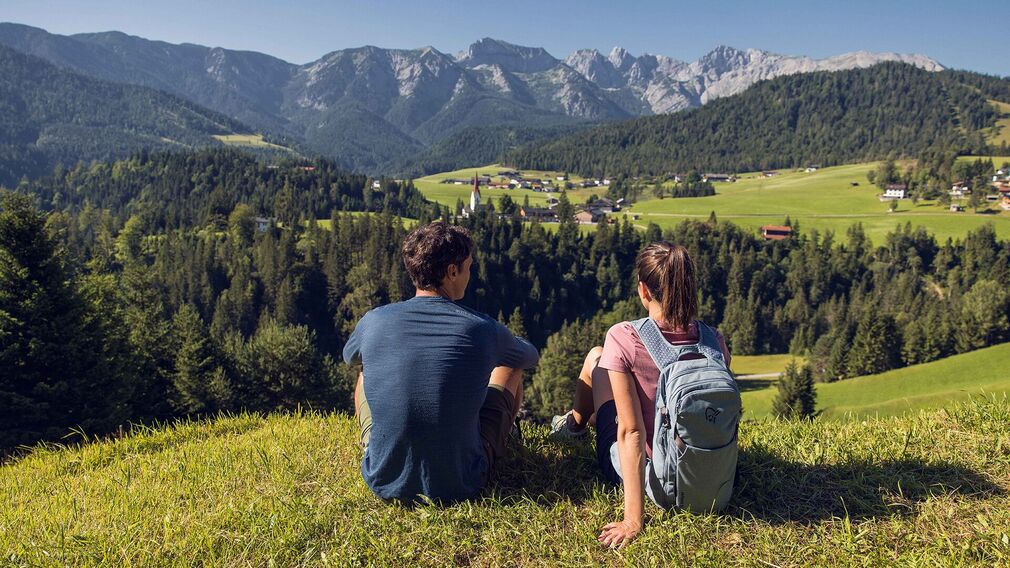 auf der Bärenwaldrunde - Ausblick zur Pfarrkirche von Steinberg