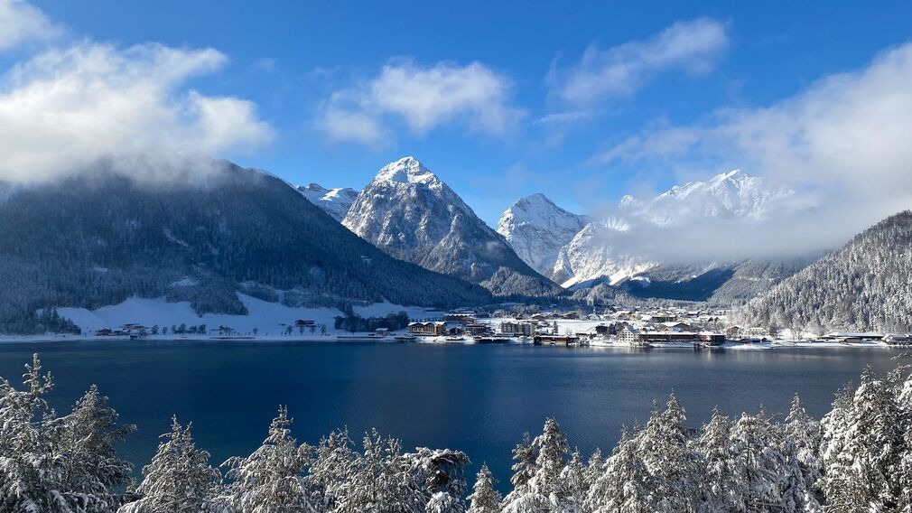 das Café Restaurant Bergkristall - oberhalb der Straße von Maurach nach Achenkirch