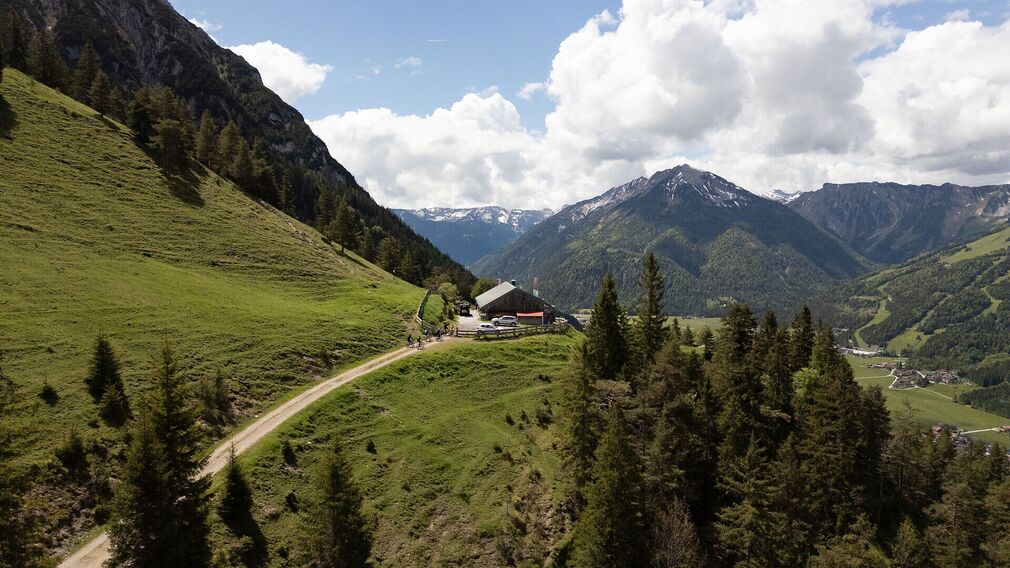 E-bikers reach the Zöhreralm - it is located on the ascent route to Unnutz