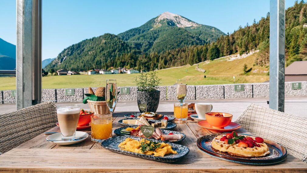 reichhaltig gedeckter Frühstückstisch im Ziho Genussreich Restaurant