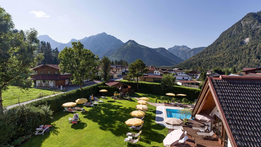 Hotel_KArlwirt_Hnr_26_Pertisau_09_2020_Liegewiese_