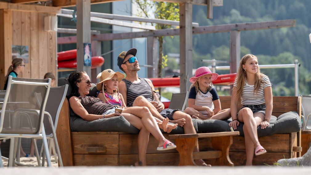 Familie bei der BEACH-Bar im SEE-Bad des Atoll Achensee