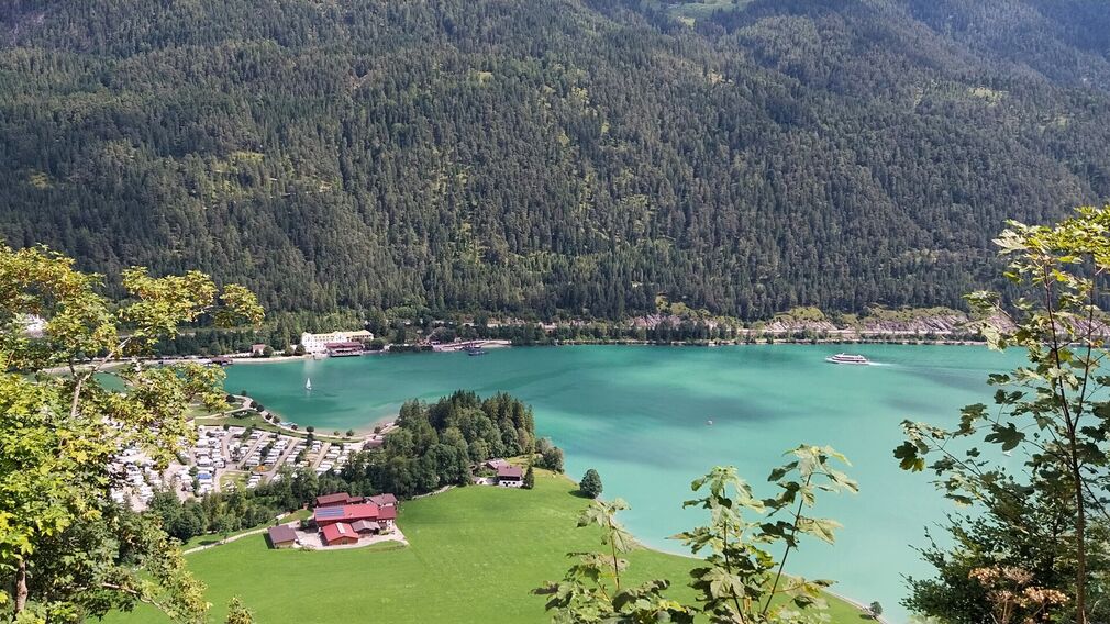 Blick auf das Achensee-Nordufer in Achenkirch mit Campingplatz und Scholastika entlang der MTB-Route zur Seekaralm.