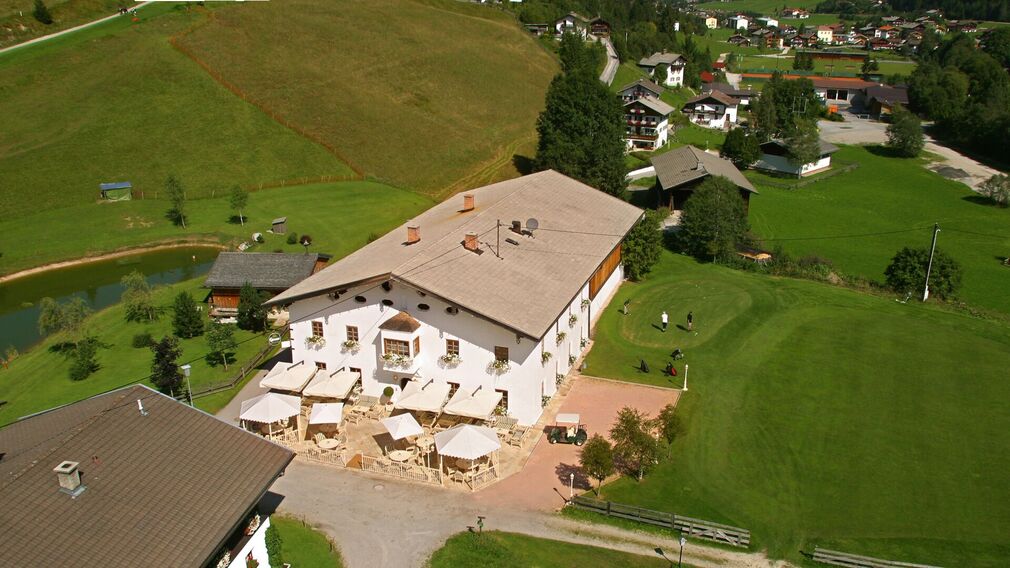 Gemütliche Einkehr im Clubhaus des Alpengolf – dem denkmalgeschützten ehemaligen Bauernhof „Dollnhof“