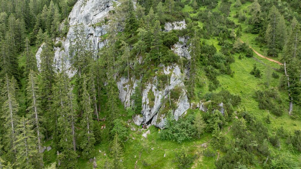 Raetische Inschriften - zwei Bergsteiger entdeckten sie 1957 in einer nach Norden offenen Höhle unterhalb des Schneidjoch