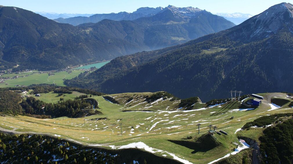 unterwegs auf der 484 Riederbergweg MTB Route - im Hintergrund der Achensee
