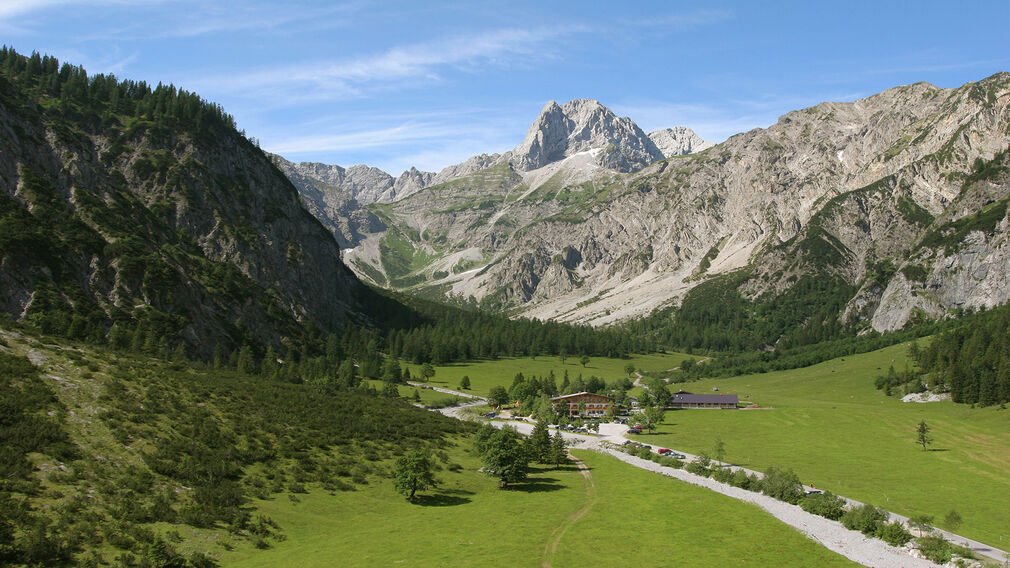 herbstliche Morgenstimmung - Mautstraße in die Karwendeltäler in Pertisau - Beginn des Naturpark Karwendel