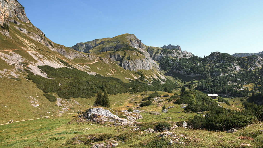 Ein Pärchen freut sich über den Gipfelsieg und genießt den Blick von der Rofanspitze auf die umliegende Berglandschaft.
