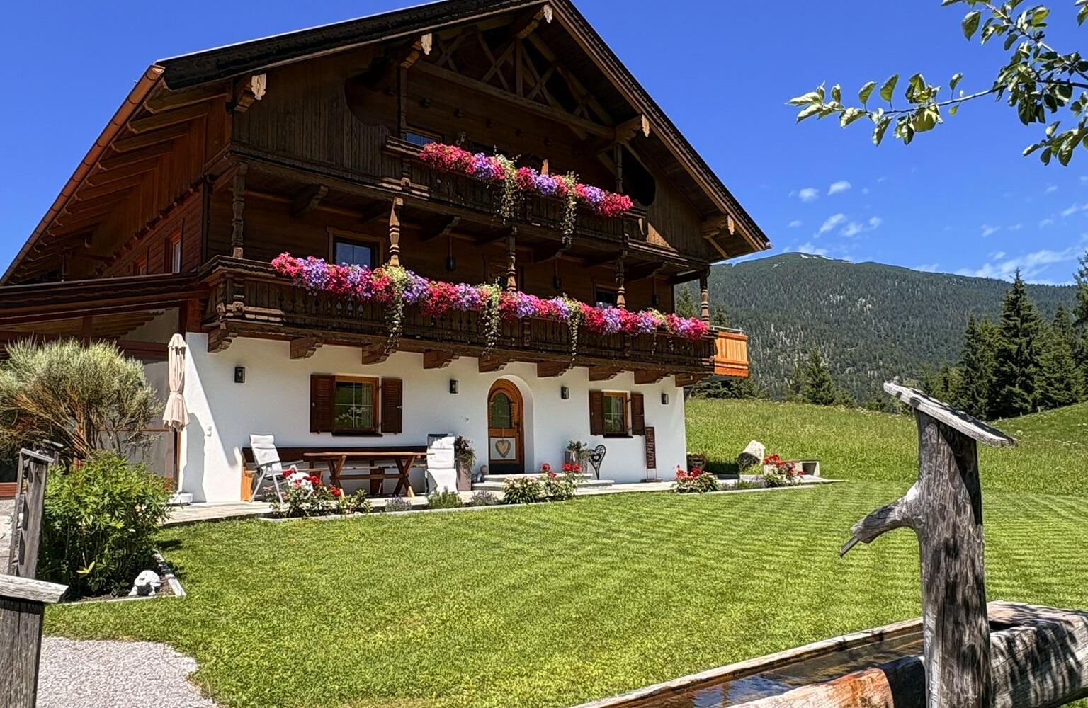 Bauernhaus mit Brunnen