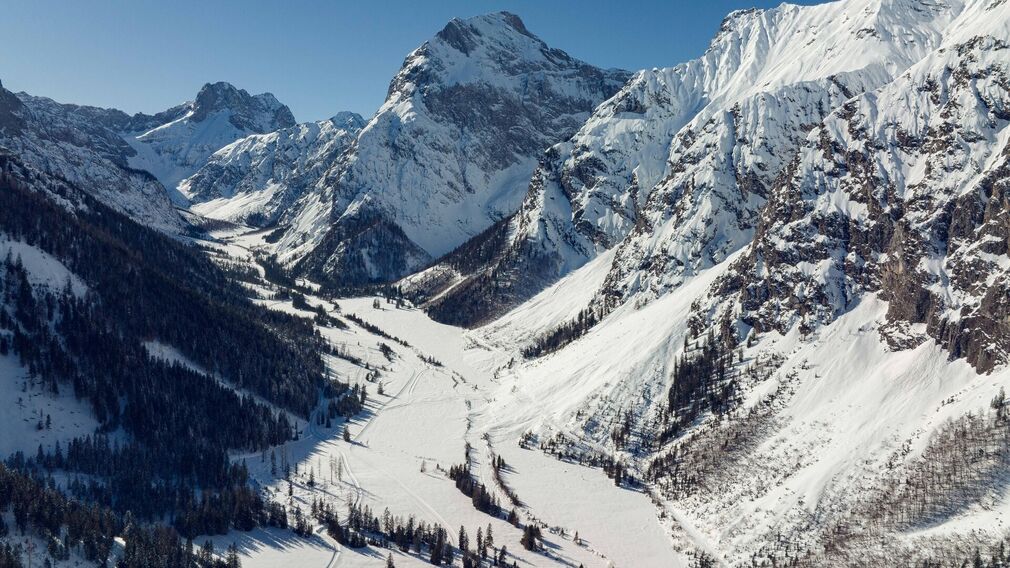 Snowshoe hiking tour in the direction of the Gramai Alm - shortly after the Falzthurnalm