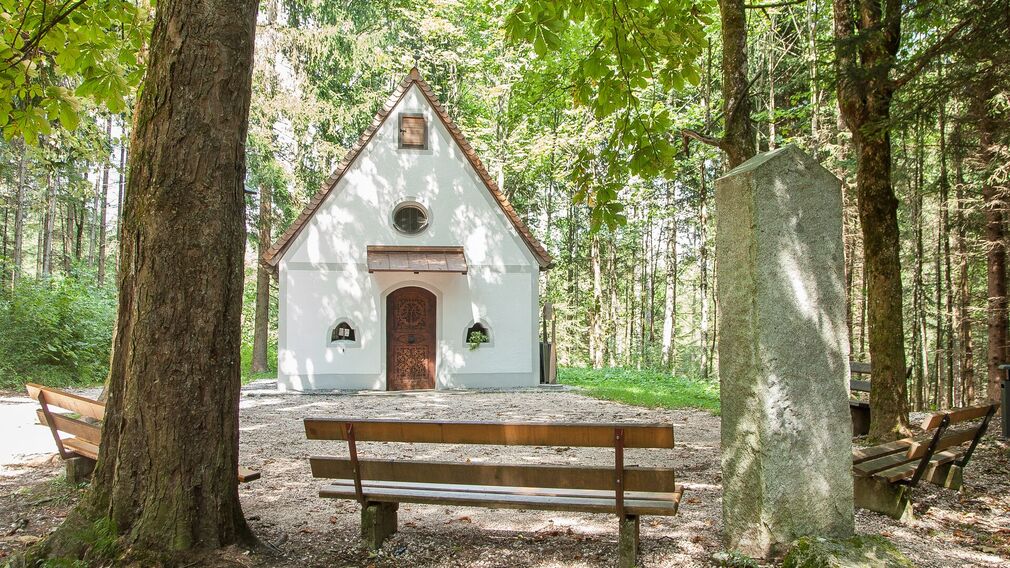 Grünangerlkapelle in Wiesing - sie gilt als Kraftort und ist einer der idyllischsten Kapellenplätze im Tiroler Unterland