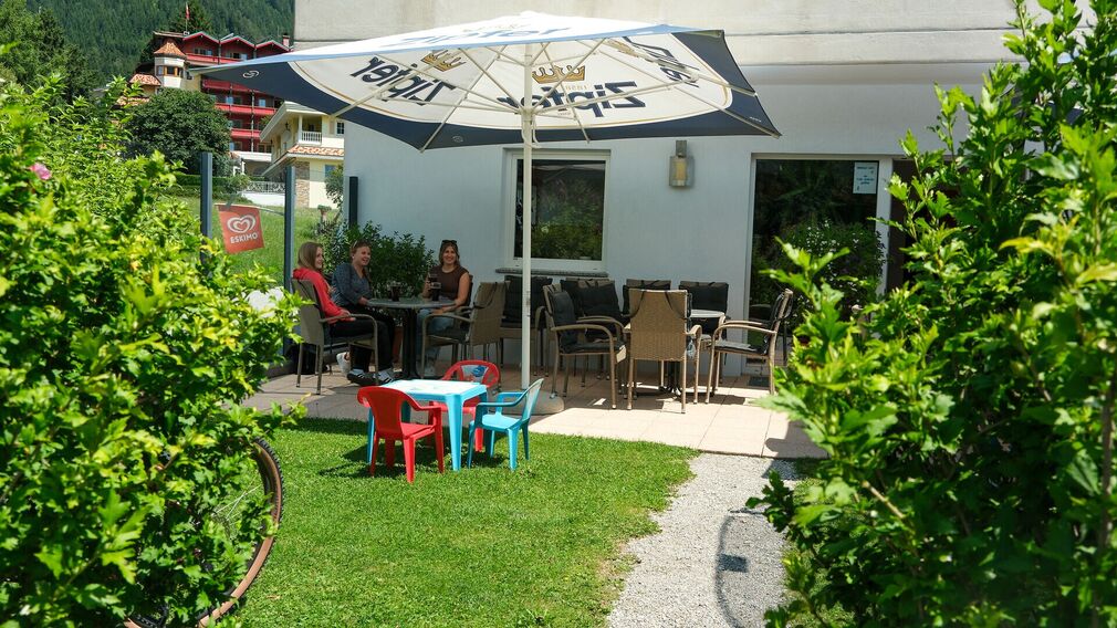 Mini golf café with terrace