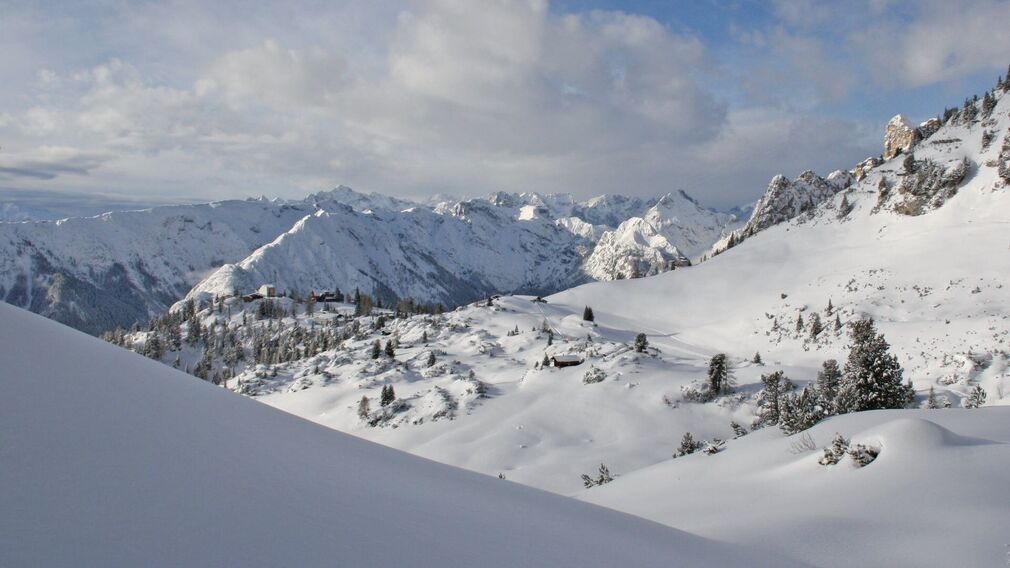 Winter sports enthusiasts can find important information about avalanches on the Rofan avalanche educational trail Rofan.
