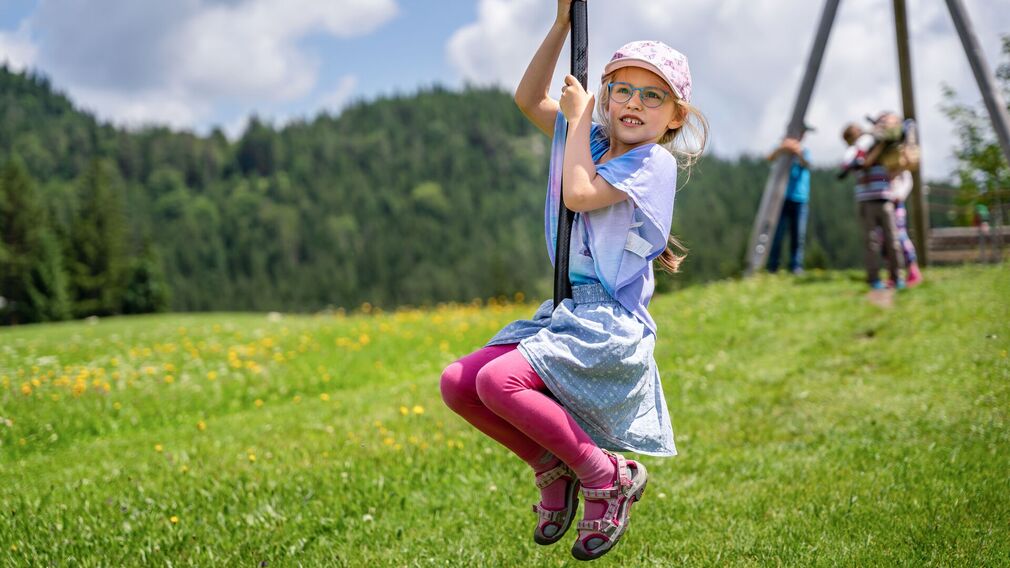 der Spielplatz in Steinberg befindet sich direkt neben der Pfarrkirche und dem Gemeindeamt