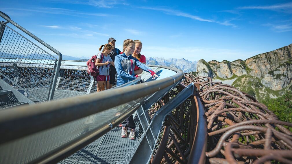 spektakuläre Aussicht vom Adlerhorst auf die Bergstation, das Ebner Joch und das Inntal