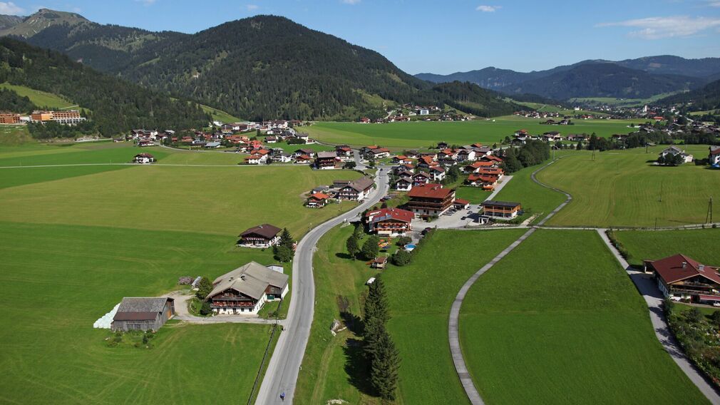the Seekarblick running circuit leads along the Dorfstraße (village road) back to the Spar supermarkt Eder