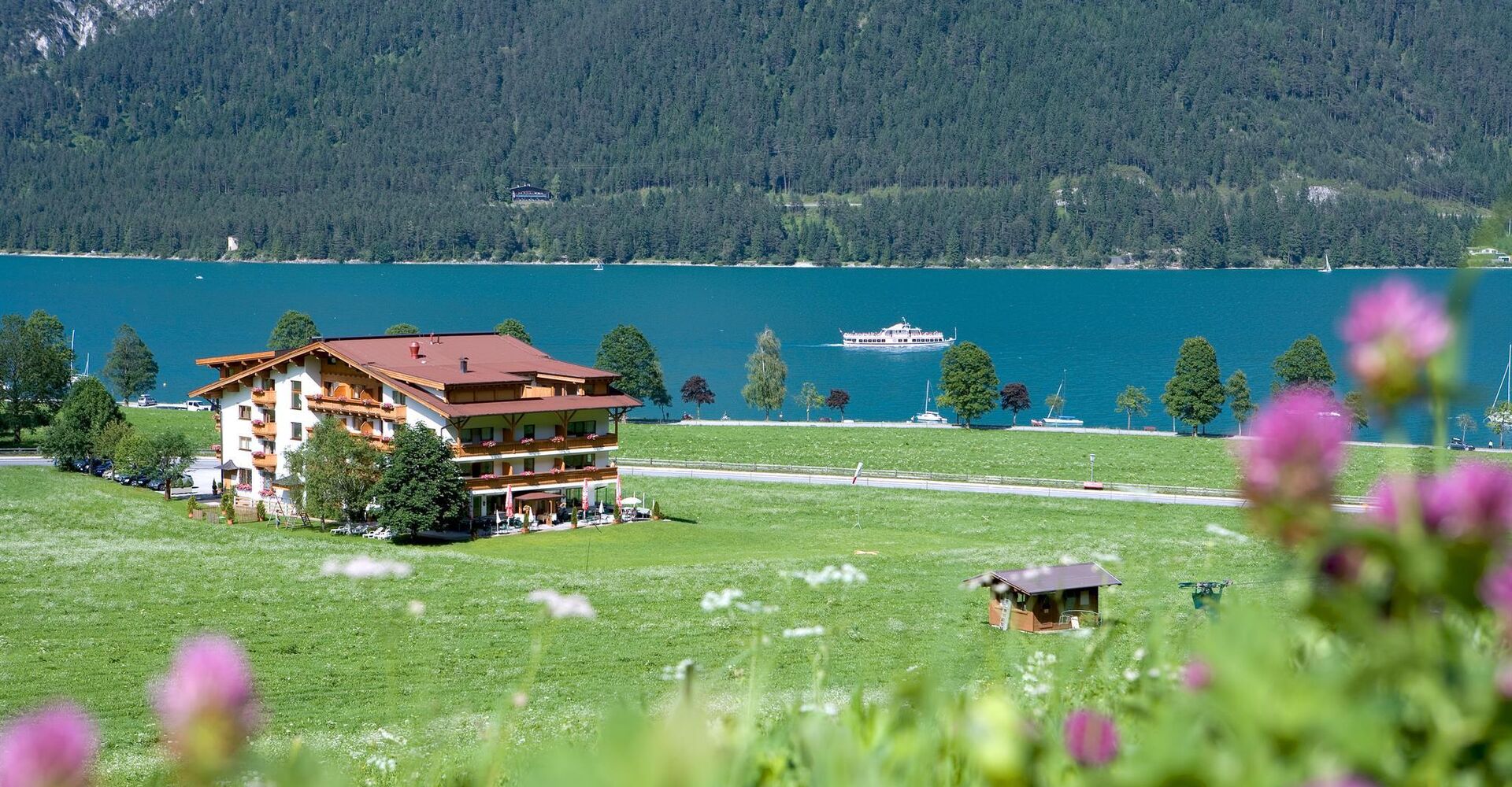 Hotel Bergland im Sommer - in Seenähe