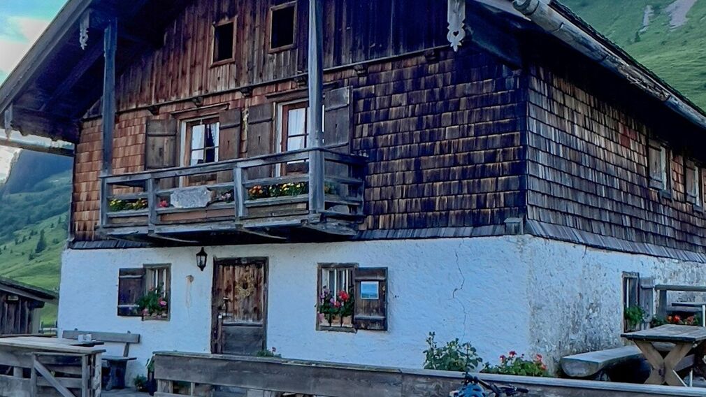 zwei Mountainbiker - unterwegs auf der Rotwandalm in Richtung Bächental und Sylvensteinstausee