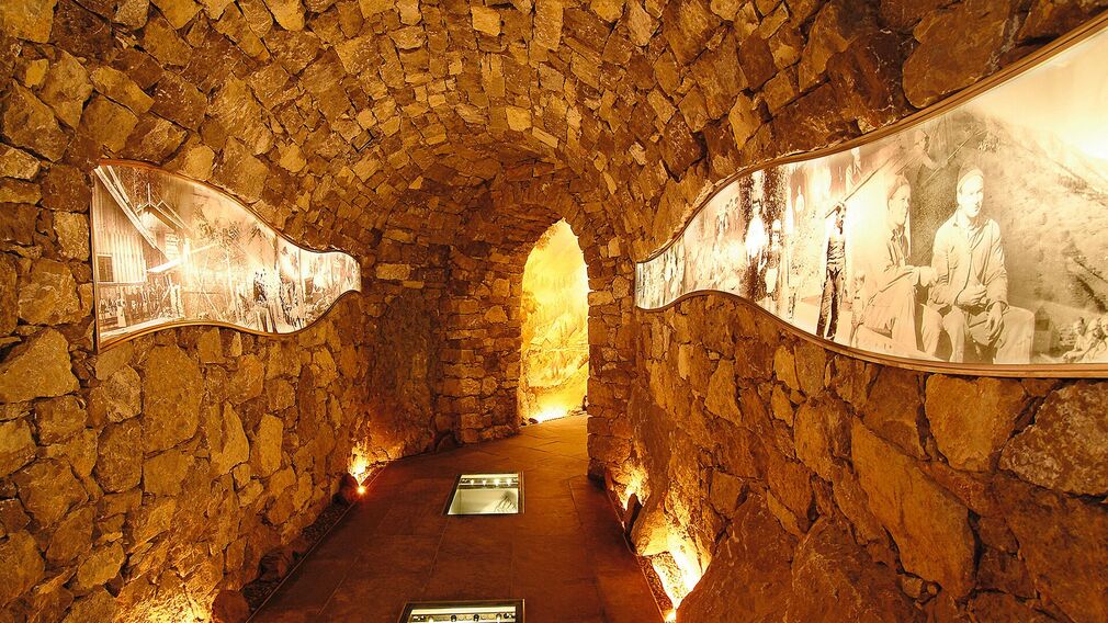 Der Eingangsbereich des Museums Tiroler Steinöl Vitalberg ist einem Stollen nachempfunden.