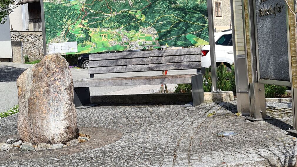 Brunnen oberhalb der Raiffeisenbank Wiesing