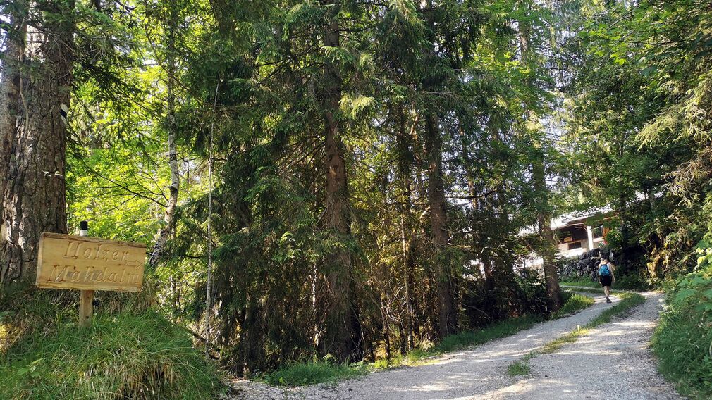 die Holzermahdalm mit Kapelle oberhalb der Grundache in Steinberg am Rofan