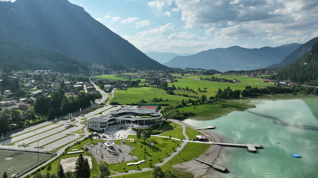 laufen in Maurach - unterwegs am Seeufer bei Buchau - im Hintergrund Schiffs