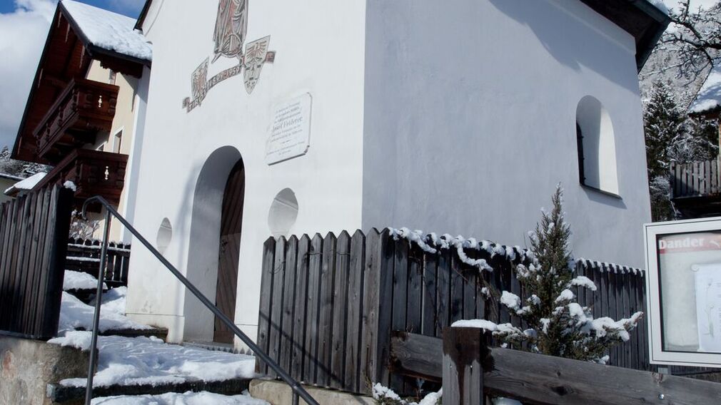 die Feldererkapelle steht direkt an der Dorfstraße in Wiesing, im Ortsteil Erlach