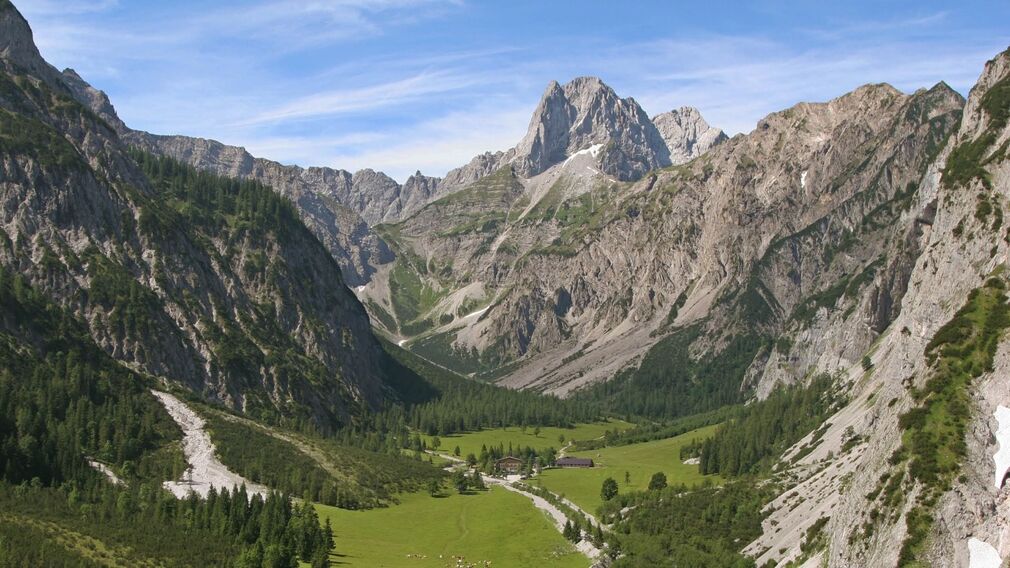 Das Falzthurntal im Naturpark Karwendel zeigt sich im Sommer von seiner schönsten Seite: Hohe, schroffe Berge ragen empor, umgeben von bunten Wiesen und malerischen Waldlandschaften.