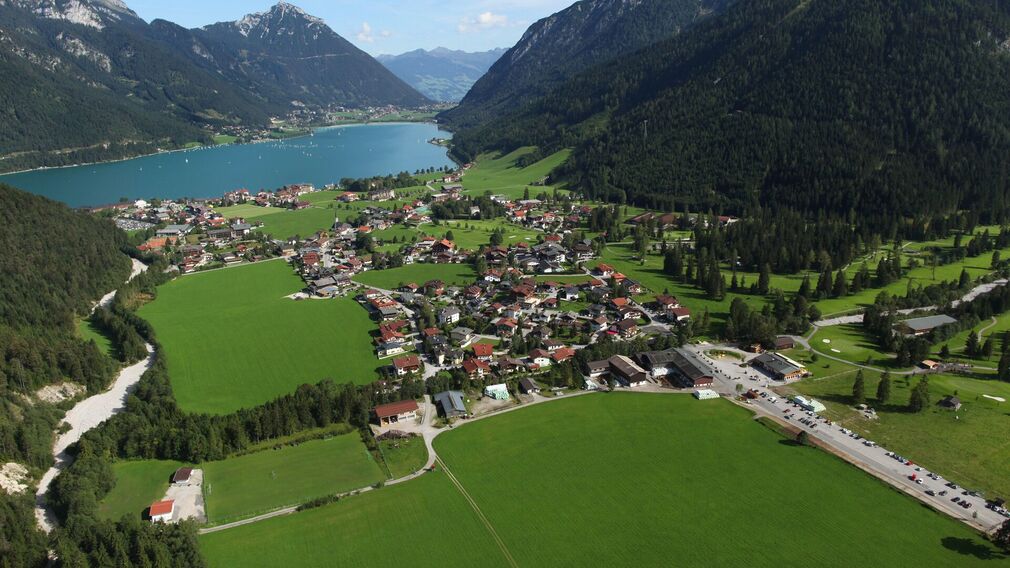 herbstliche Morgenstimmung - Mautstraße in die Karwendeltäler in Pertisau - Beginn des Naturpark Karwendel
