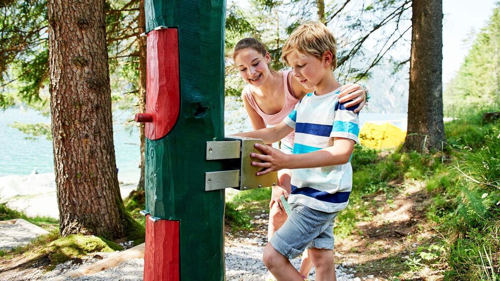 Achensee-Maskottchen Wusel Wassergeist mit Schneemann