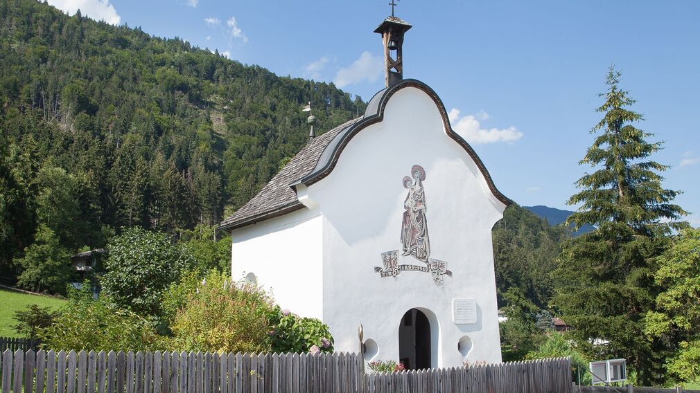die Feldererkapelle steht direkt an der Dorfstraße in Wiesing, im Ortsteil Erlach