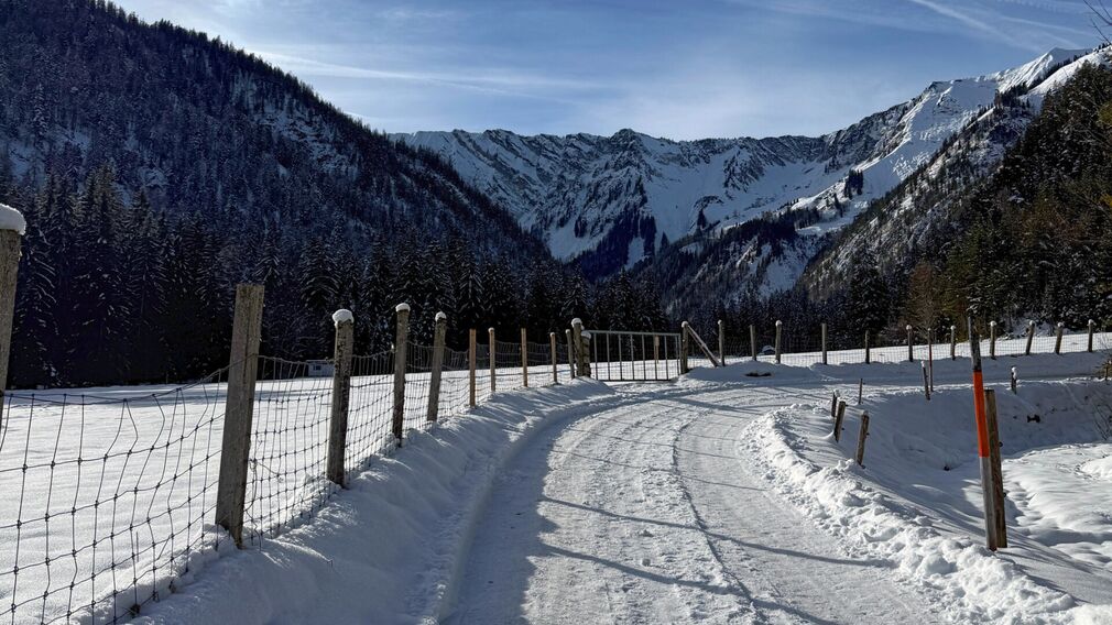 am Beginn der Winterwanderung ins Oberautal in Achenkirch