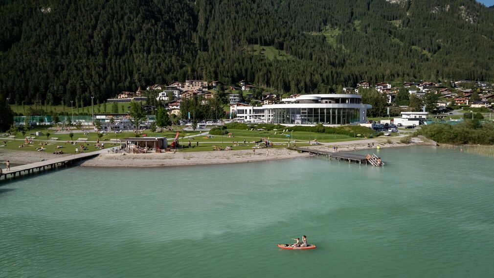 Badespaß mit der Familie im SEE-Bad im Atoll Achensee