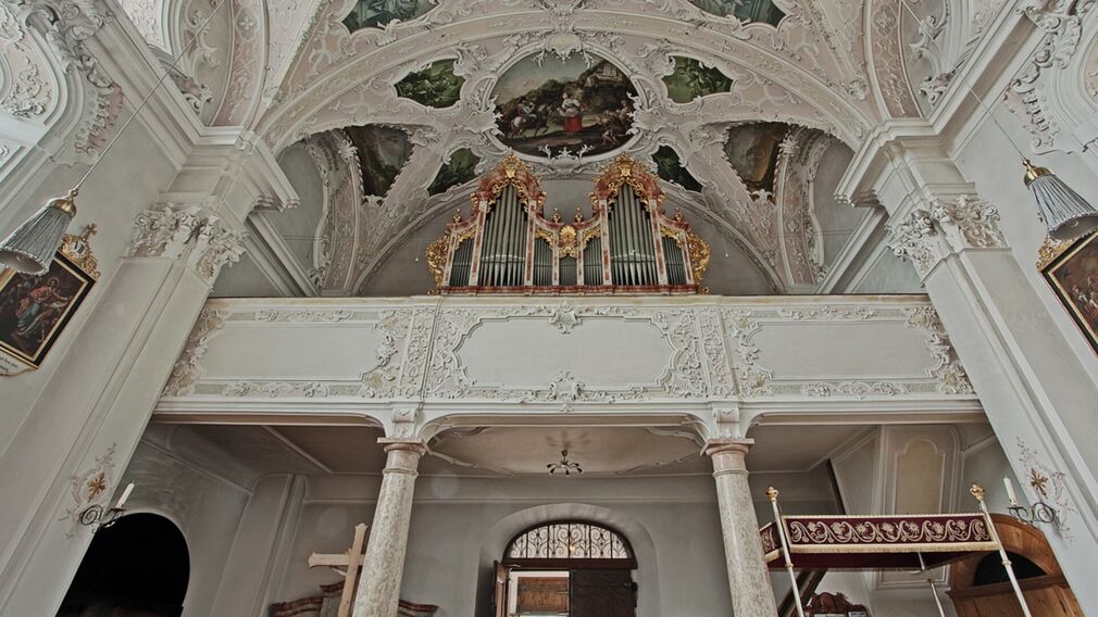 winterliche Ansicht von Eben und der Notburgakirche mit dem Notburga Museum (links von der Kirche)
