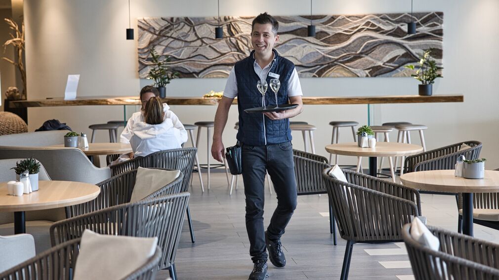 Relax in the Finnish sauna, 85° C to 90° C