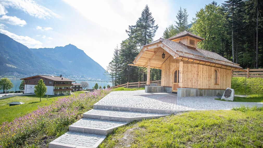 Von der Kapelle aus hat man einen wunderschönen Blick auf den Achensee.