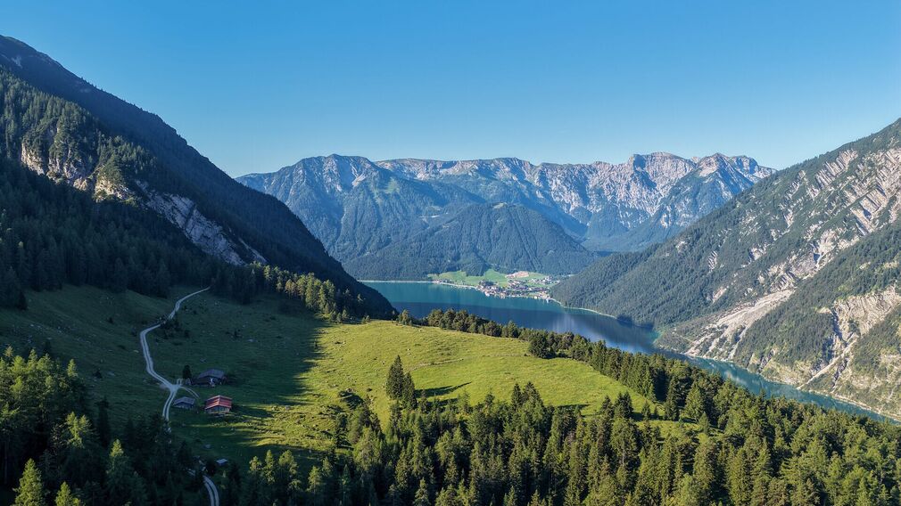 Kotalm Mitterleger - dahinter die mächtigen Klobenjoch Wände