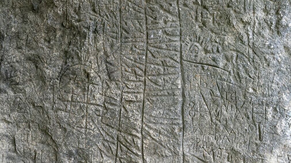 Raetische Inschriften - zwei Bergsteiger entdeckten sie 1957 in einer nach Norden offenen Höhle unterhalb des Schneidjoch