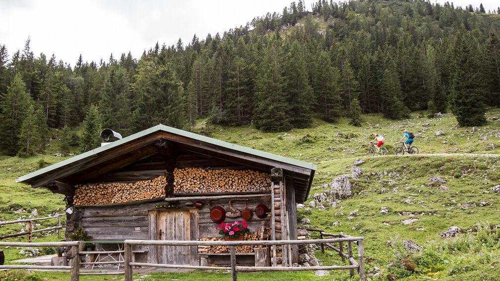 zwei Mountainbiker - unterwegs auf der Rotwandalm in Richtung Bächental und Sylvensteinstausee