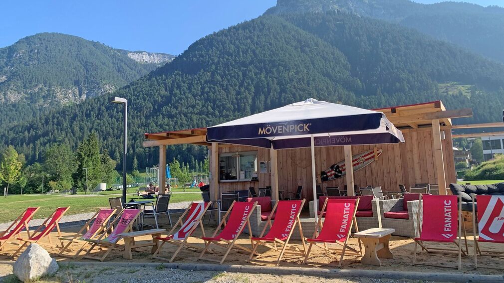 Familie bei der BEACH-Bar im SEE-Bad des Atoll Achensee