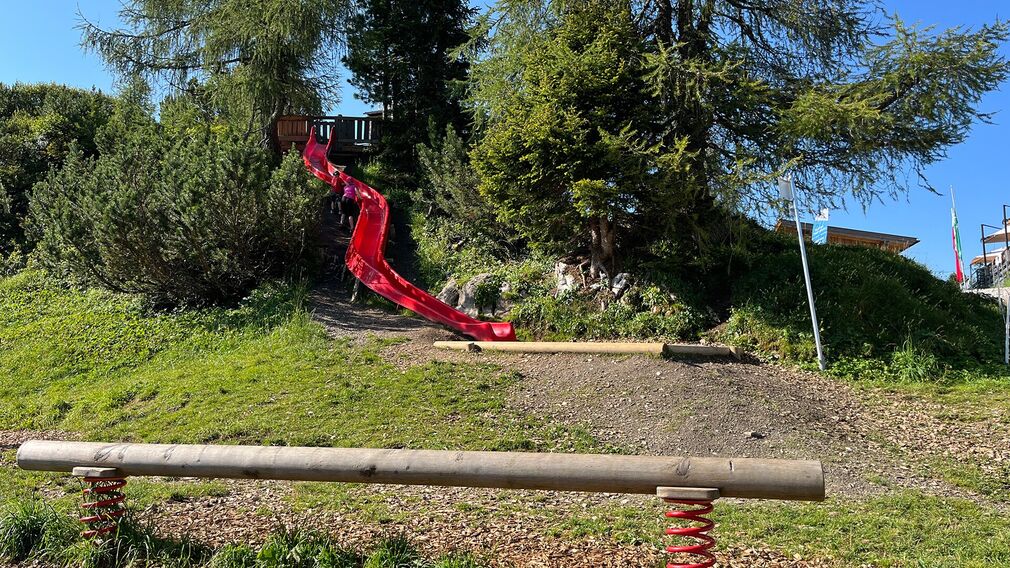 erste Kletterübungen am Spielplatz unterhalb des Almstüberls am Rofan