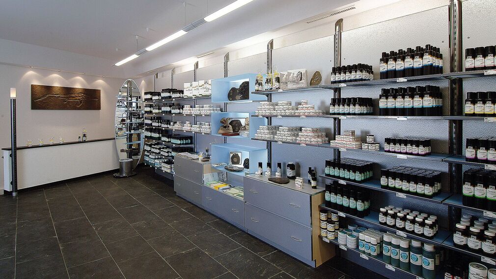 Der Eingangsbereich des Museums Tiroler Steinöl Vitalberg ist einem Stollen nachempfunden.