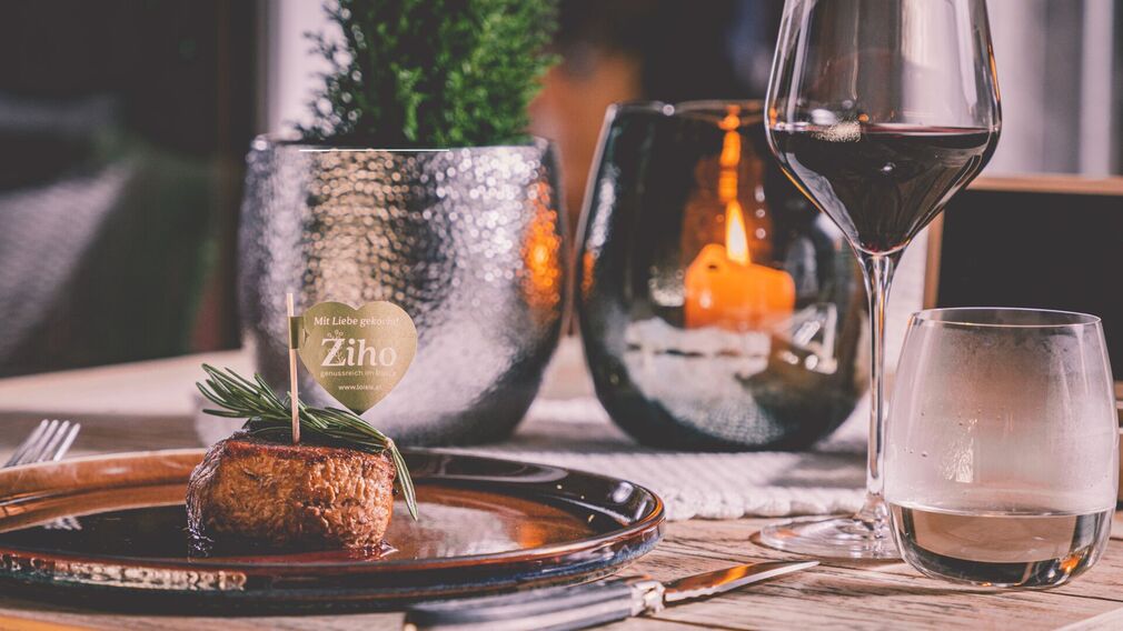 reichhaltig gedeckter Frühstückstisch im Ziho Genussreich Restaurant