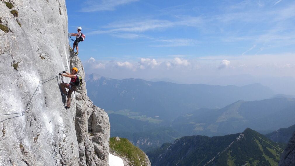 Klettersteig an der Seekarlspitze - gleich zu Beginn des Klettersteiges ist die steile stark abfallende Nordostwand der Seekarlspitze zu überwinden