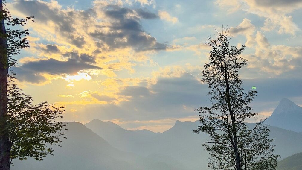 zwei Mountainbiker - unterwegs auf der Rotwandalm in Richtung Bächental und Sylvensteinstausee