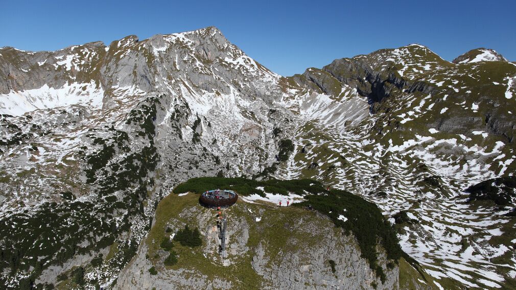 spektakuläre Aussicht vom Adlerhorst auf die Bergstation, das Ebner Joch und das Inntal