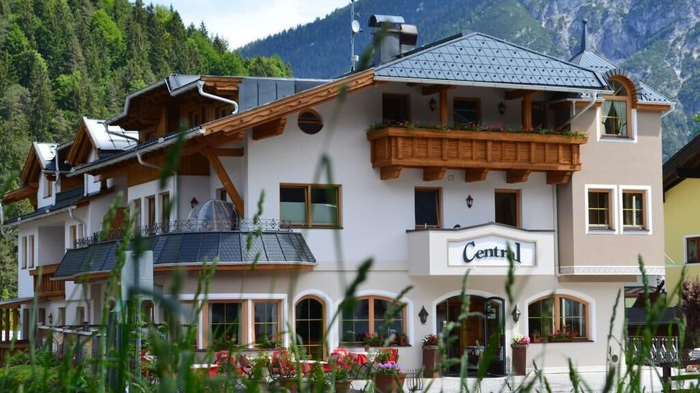 Hotel Central - Außenansicht im Sommer