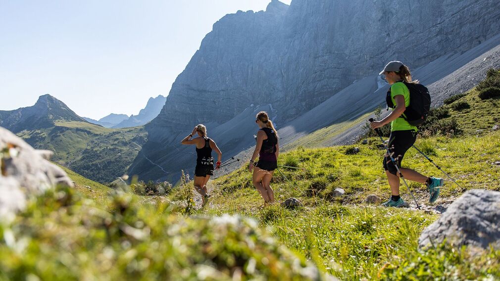 vorbei an den Laliderer Wänden