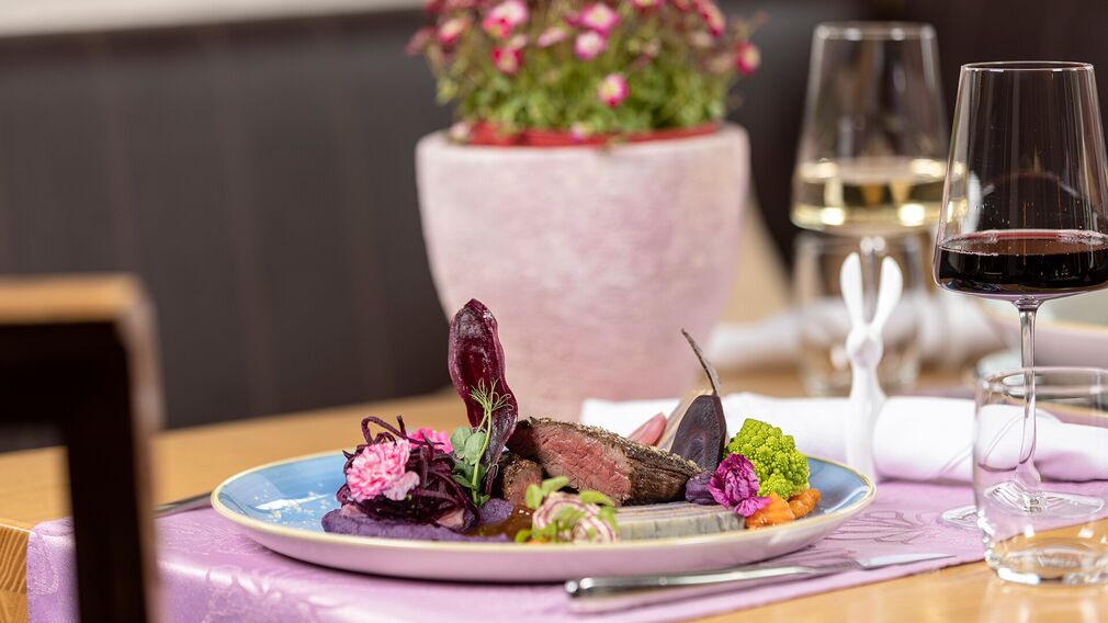 Golfvilla – Martin Hauser Jr. cooking in the kitchen